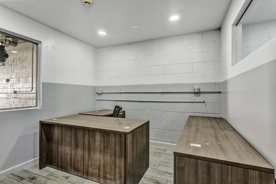 More Photos Of 770 Dayton St, Aurora Flex For Lease