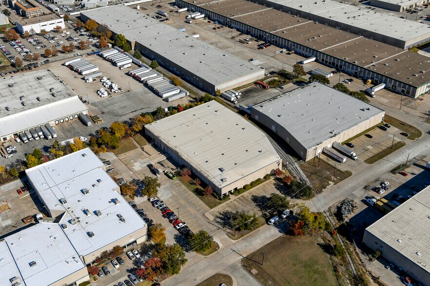 More Photos Of 12621-12623 International Pky, Dallas Warehouse For Lease