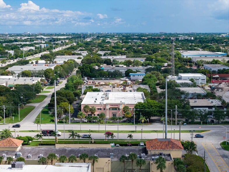 More Photos Of 1100 S Powerline Rd, Deerfield Beach Showroom For Lease