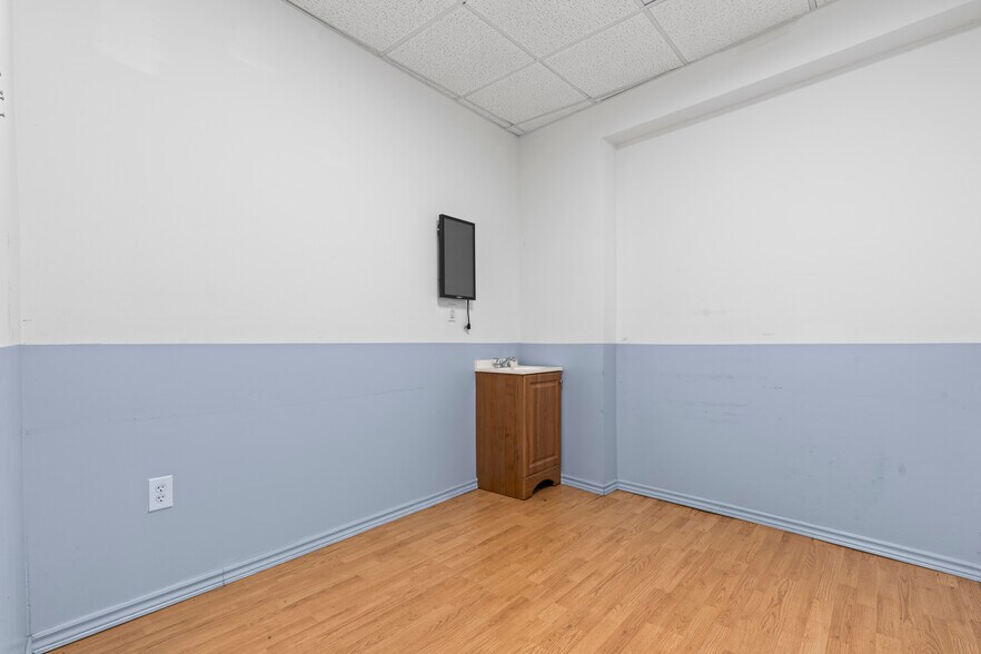 More Photos Of 121-15 Jamaica Ave, Richmond Hill Storefront Retail Residential For Sale