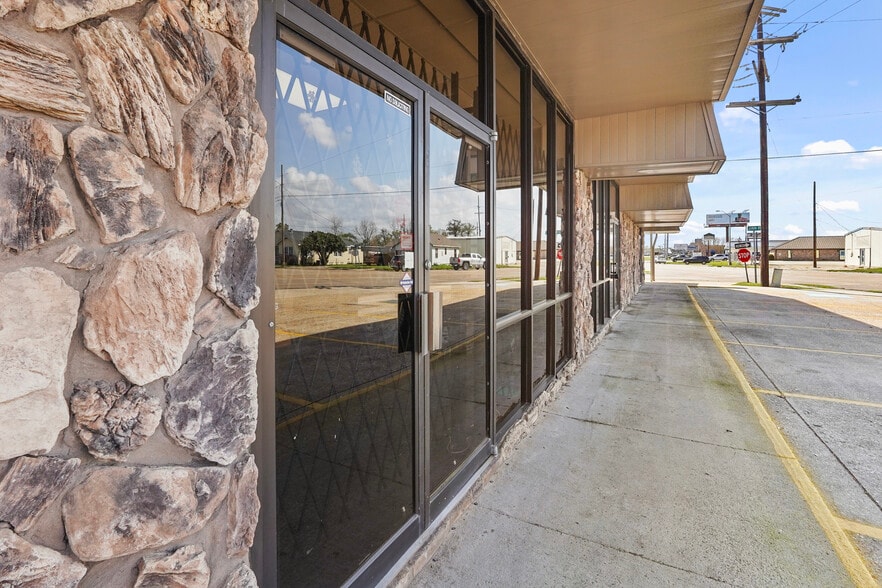 More Photos Of 421 W Tunnel Blvd, Houma Storefront Retail Office For Sale