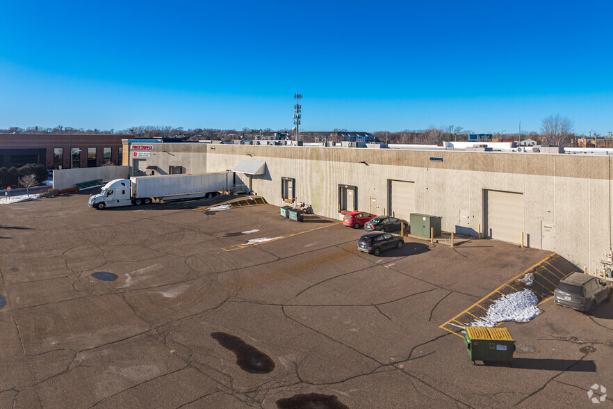 More Photos Of 7003 W Lake St, Saint Louis Park Showroom For Lease
