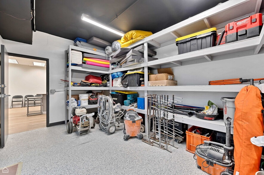 More Photos Of 837 Mannheim Rd, Bellwood Showroom For Sale