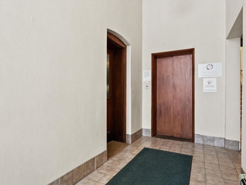 More Photos Of 921-931 8th St, Manitowoc Office For Sale