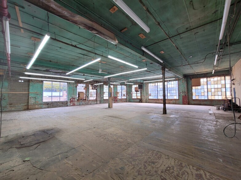 More Photos Of 830 Barry St, Bronx Warehouse For Lease