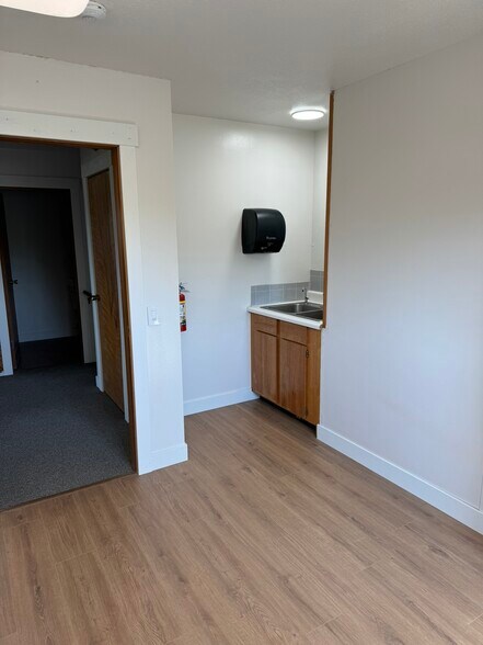 More Photos Of 902 E Maple St, Arlington Medical For Sale