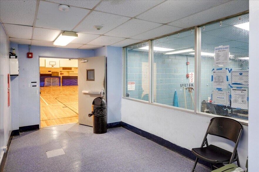 More Photos Of 16711 73rd Ave, Fresh Meadows Religious Facility For Lease