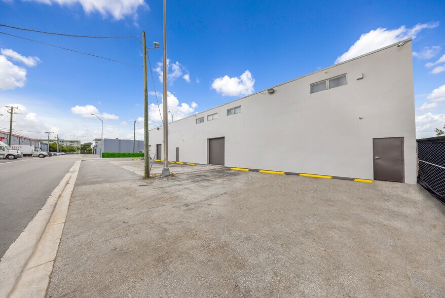 More Photos Of 7550 W 2nd Ct, Hialeah Warehouse For Lease