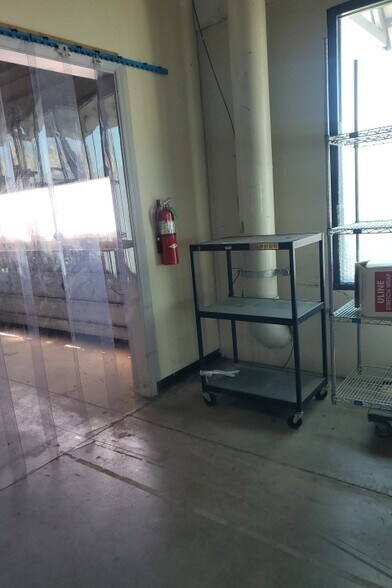 More Photos Of 11850 Livingston Rd, Manassas Warehouse For Lease