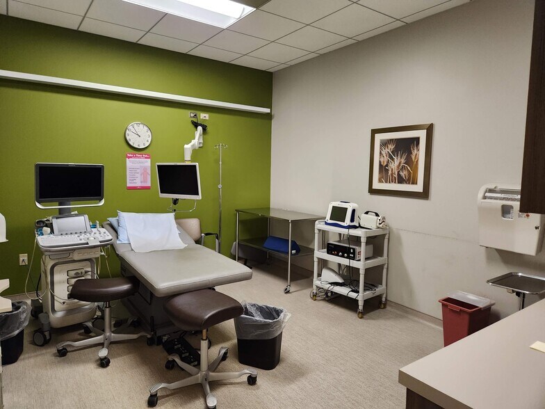 More Photos Of 376 Universal Dr N, North Haven Storefront For Lease