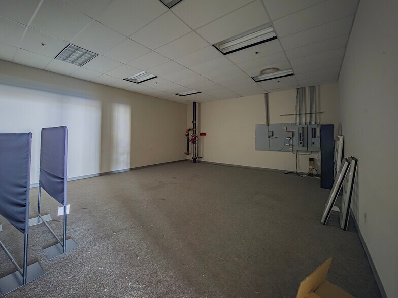 More Photos Of 640 E Washington Ave, Ashburn Freestanding For Sale