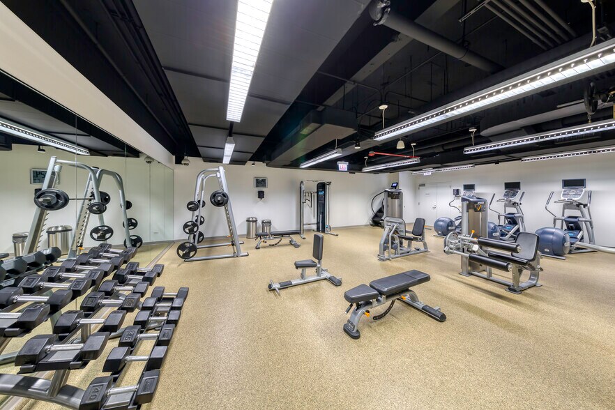 More Photos Of 737 N Michigan Ave, Chicago Office For Lease
