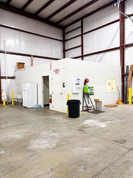 More Photos Of 716 Airport Rd, Palmyra Distribution For Lease
