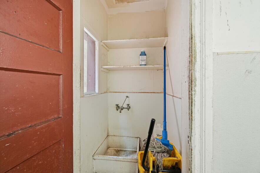 More Photos Of 1037 Valencia St, San Francisco General Retail For Lease