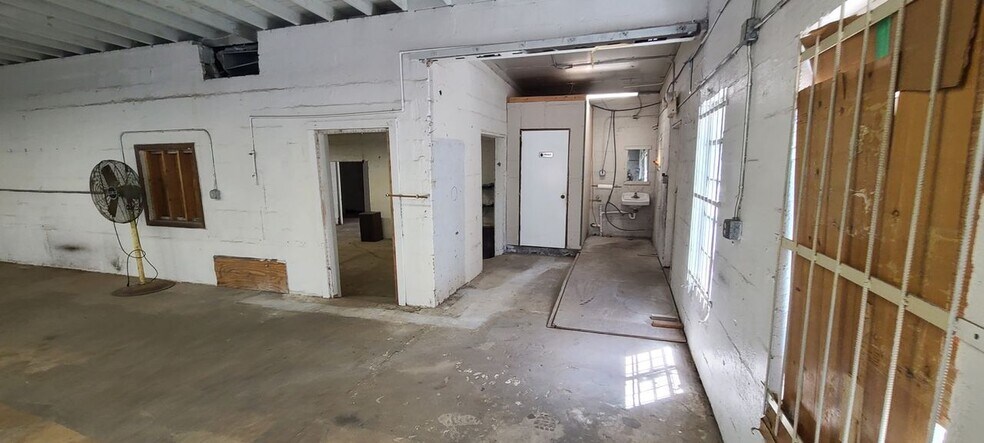 More Photos Of 1814 E Broadway Ave, Maryville Warehouse For Lease