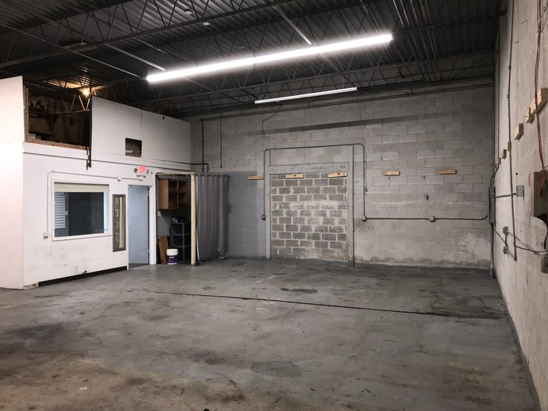 More Photos Of 15523-15541 S 70th Ct, Orland Park Warehouse For Lease