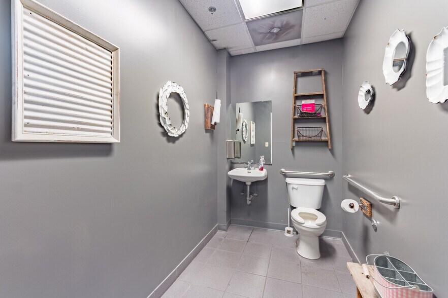 More Photos Of 111 N 12th St, West Columbia General Retail For Sale