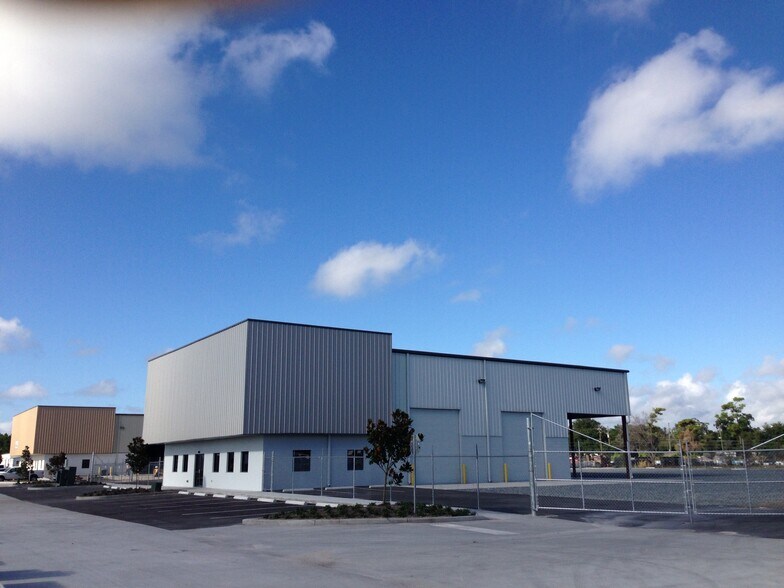 More Photos Of 47 W Taft Vineland Rd, Orlando Manufacturing For Lease