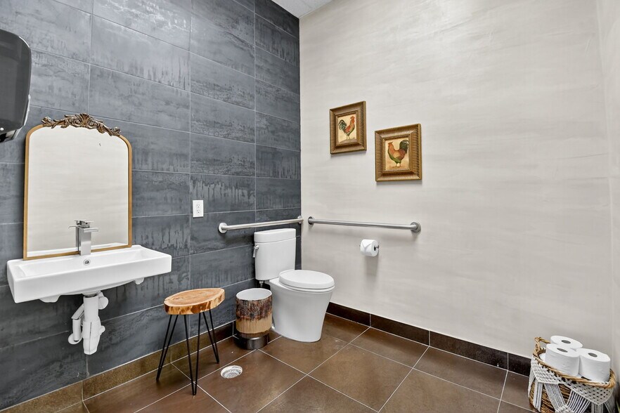 More Photos Of 2800 W State Road 84, Fort Lauderdale Showroom For Sale