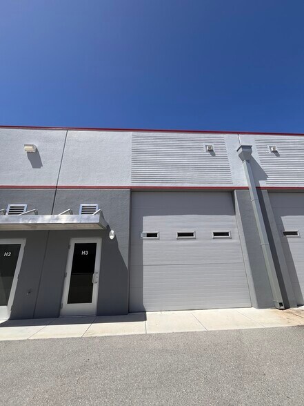 More Photos Of 2400 41st St, Vero Beach Self Storage For Sale