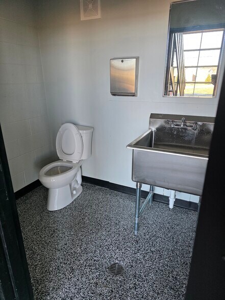 More Photos Of 2560-2580 Old Hwy 94 South Dr, Saint Charles Auto Repair For Lease