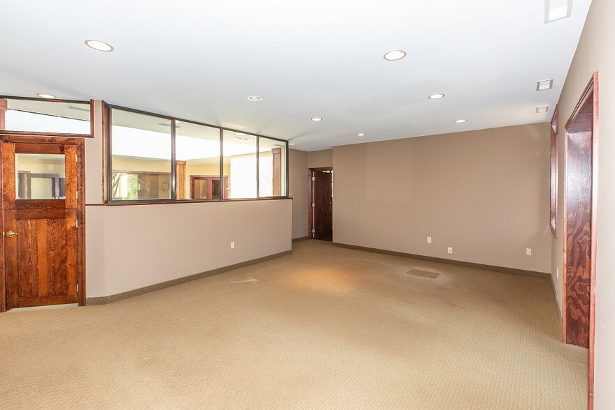 More Photos Of 2040 N Ferry St, Anoka Office For Sale