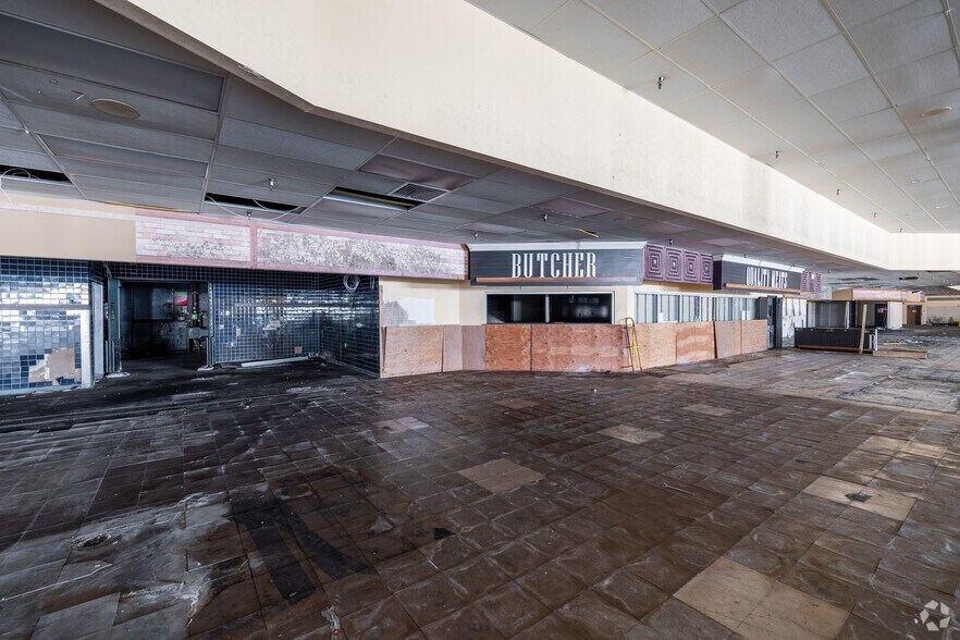 More Photos Of 70 Healy Blvd, Hudson Supermarket For Sale