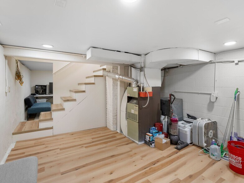 More Photos Of 1305 SE Belmont St, Portland Office For Sale