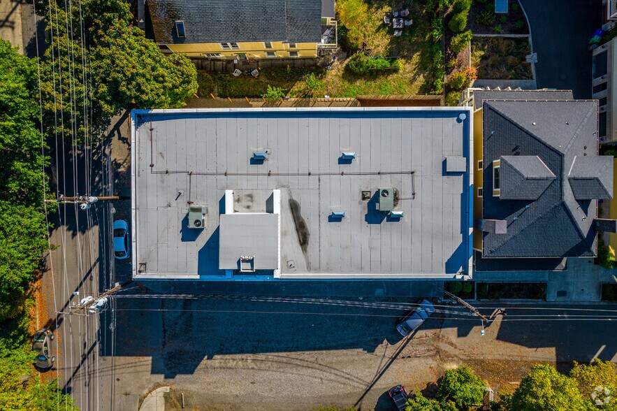 More Photos Of 120 SW Grover St, Portland Showroom For Sale
