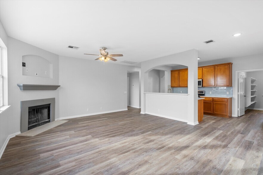 More Photos Of 113 Holmstrom St, Hutto Specialty For Sale