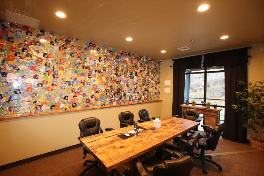 More Photos Of 450 SW Powerhouse Dr, Bend Storefront For Lease