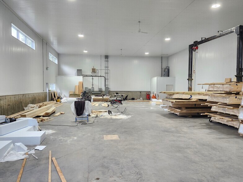 More Photos Of 425 Rue Yamaska, Waterloo Warehouse For Sale