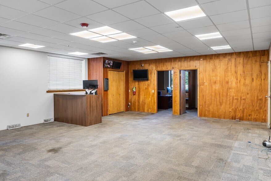 More Photos Of 3050 Wagner Rd, Waterloo Freestanding For Sale
