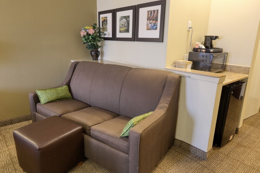 More Photos Of 7800 Memorial Blvd, Port Arthur Hotel For Sale