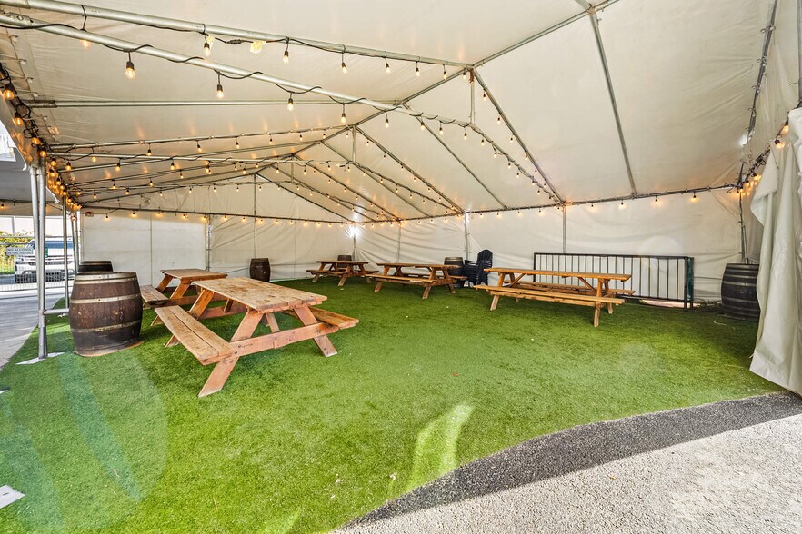 More Photos Of 1863 NW Washington Blvd, Grants Pass General Retail For Sale