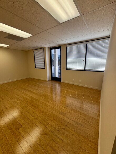 More Photos Of 11336 Camarillo St, Toluca Lake Office For Sale