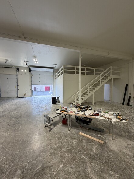 More Photos Of 21 N Skipworth Rd, Spokane Valley Showroom For Lease