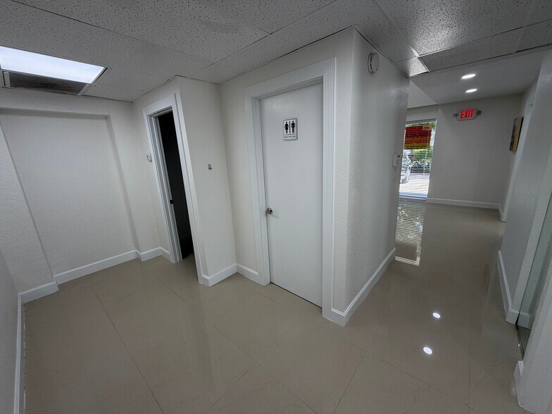More Photos Of 500 W Commerce Way W, Jupiter Warehouse For Lease