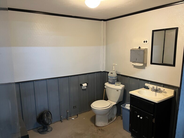 More Photos Of 462 E Reba McEntire Ave, Stringtown Flex For Sale