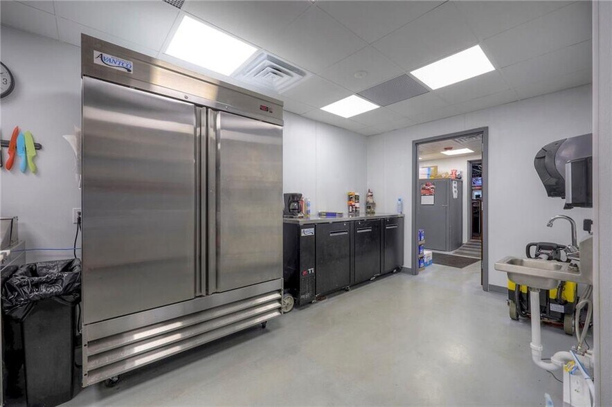 More Photos Of 4545 N Brighton Ave, Kansas City Bar For Sale