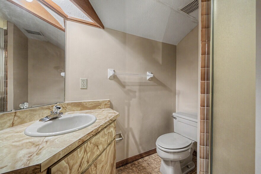 More Photos Of 2160 Laurence Dr, Clearwater Office For Sale