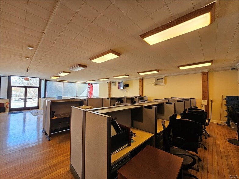 More Photos Of 719 Durham Rd, Riegelsville Storefront Retail Residential For Lease