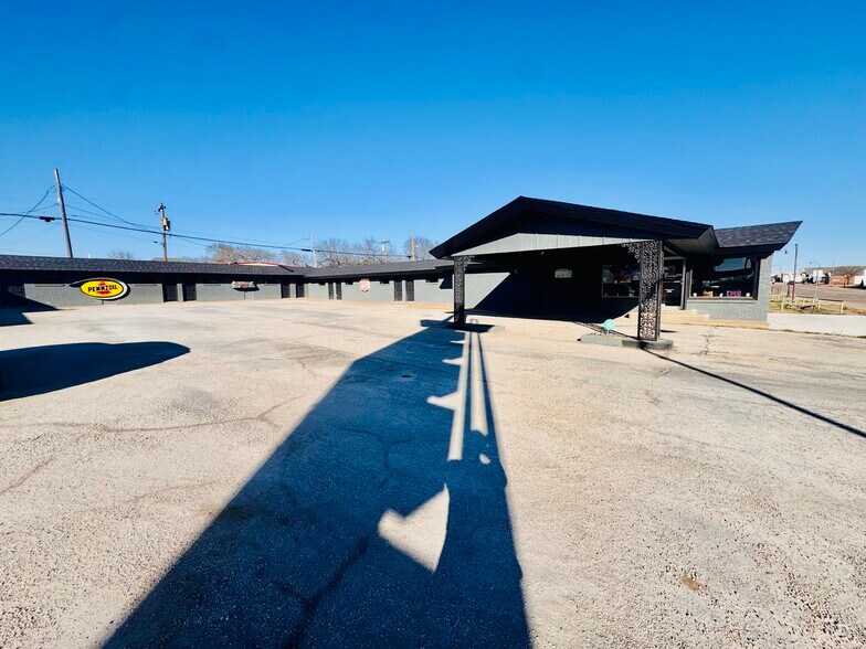 More Photos Of 717 W Main St, Stroud Hotel For Sale