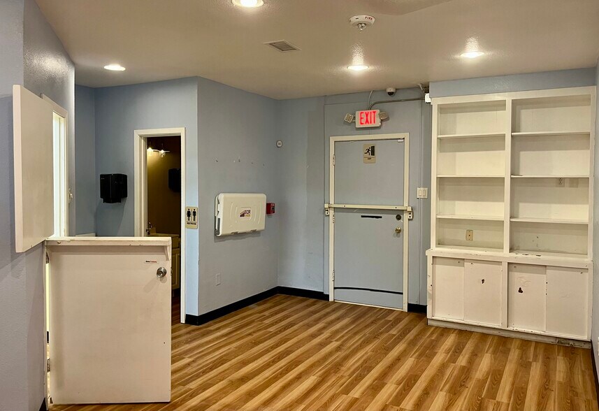 More Photos Of 2317 Handley Dr, Fort Worth General Retail For Sale