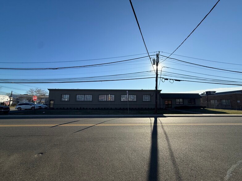 More Photos Of 600 Hollister Rd, Teterboro Warehouse For Lease