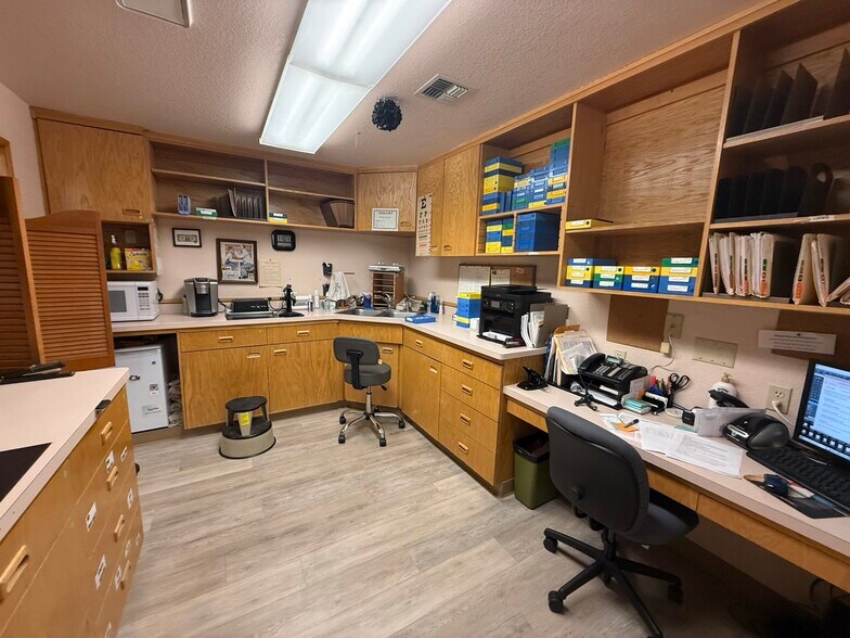 More Photos Of 1390 W H St, Oakdale General Retail For Lease