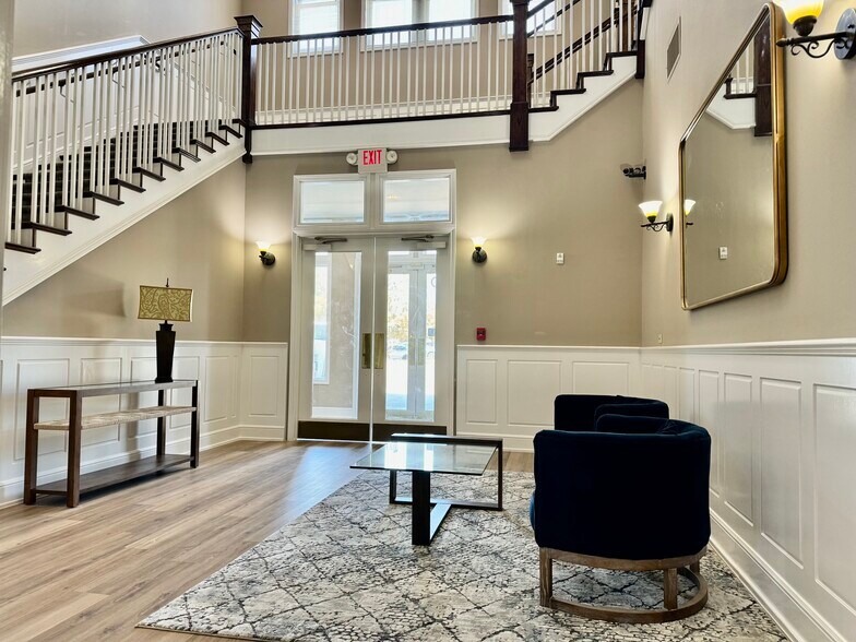 More Photos Of 300-900 Parker Sq, Flower Mound Unknown For Lease