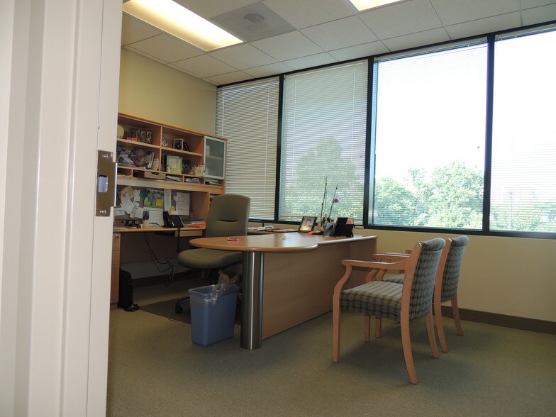 More Photos Of 19465 Deerfield Ave, Lansdowne Medical For Sale