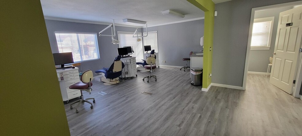 More Photos Of 5940 Lamar Ave, Mission Freestanding For Lease