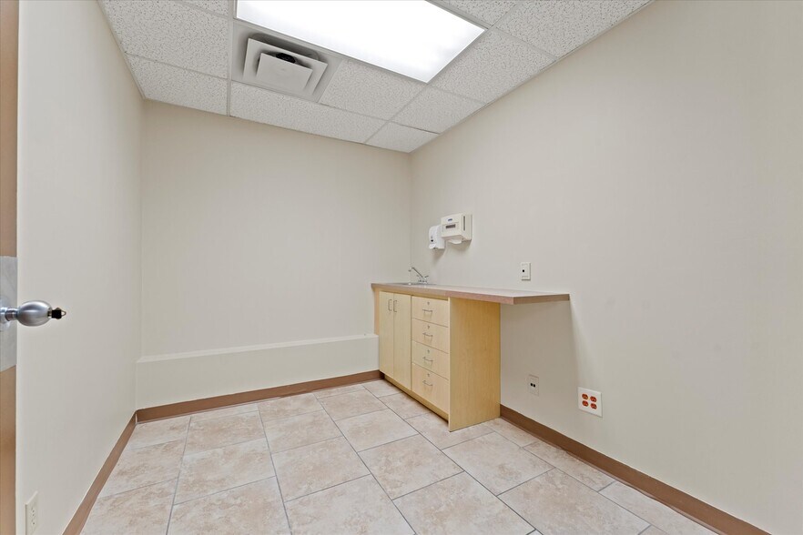 More Photos Of 711 Pelissier St, Windsor Office For Sale